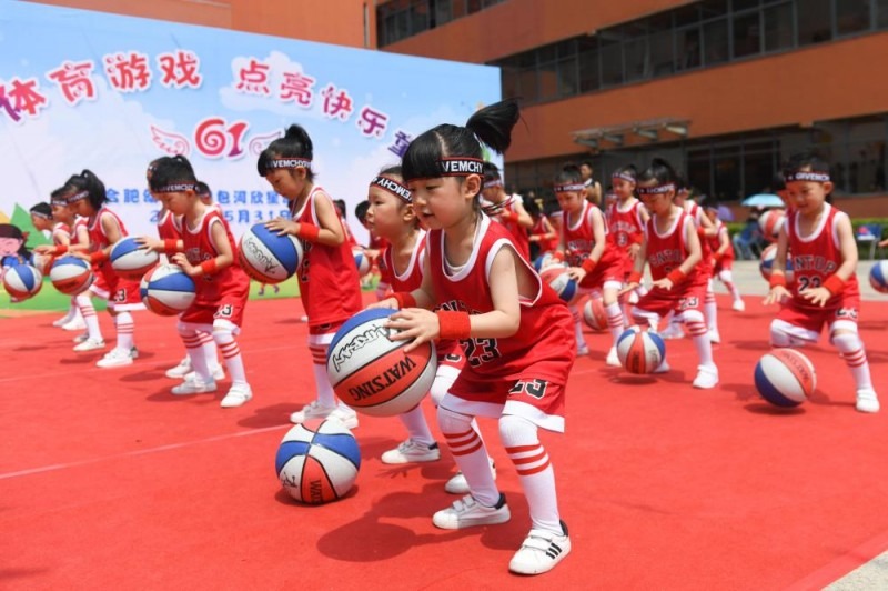 晚安！库里26秒准绝杀，砍31+7+7遭使绊险受伤，勇士120-113雄鹿