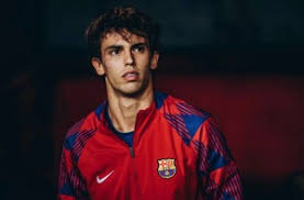 恩昆库加盟米兰后表现未达预期，面临舆论争议，需时间适应球队战术体系。